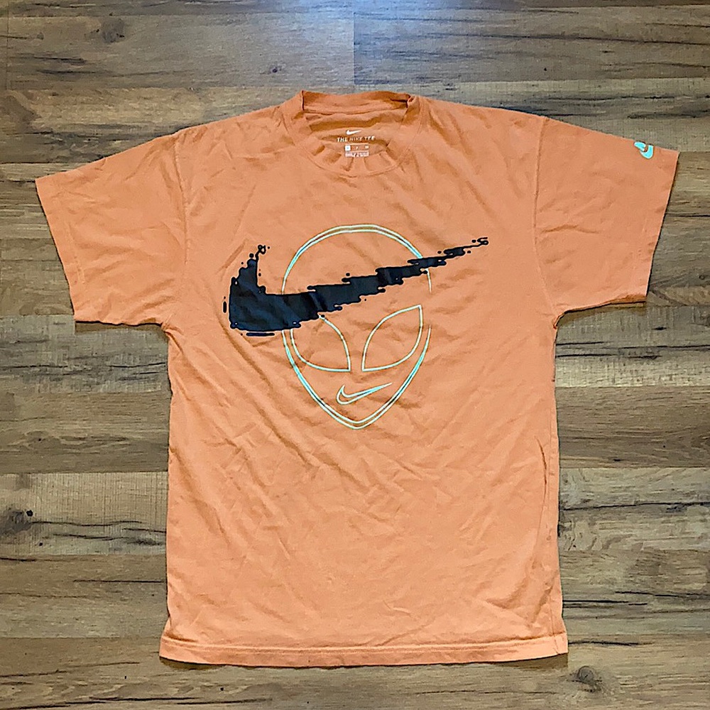 Short sleeve Nike alien shirt